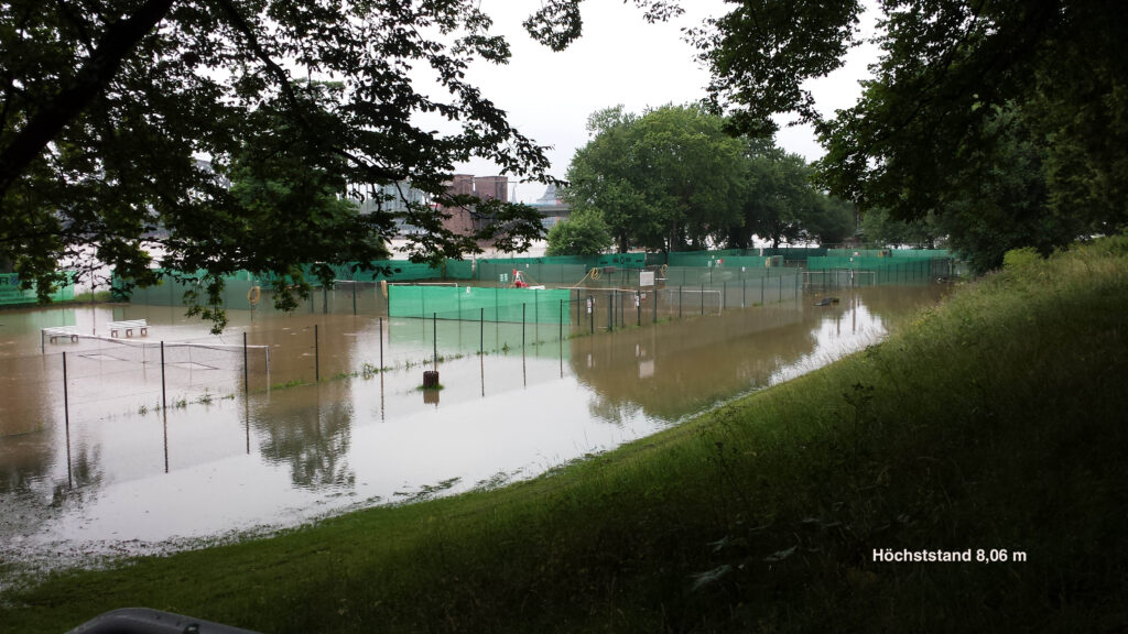 Tennisplätze bei Wasserstand von 8,06 m